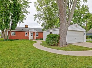 1954 Lake Pointe Dr, Ortonville, MI 48462