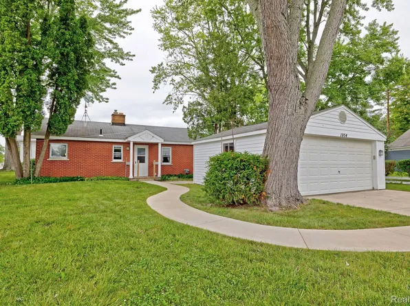 1954 Lake Pointe Dr, Ortonville, MI 48462