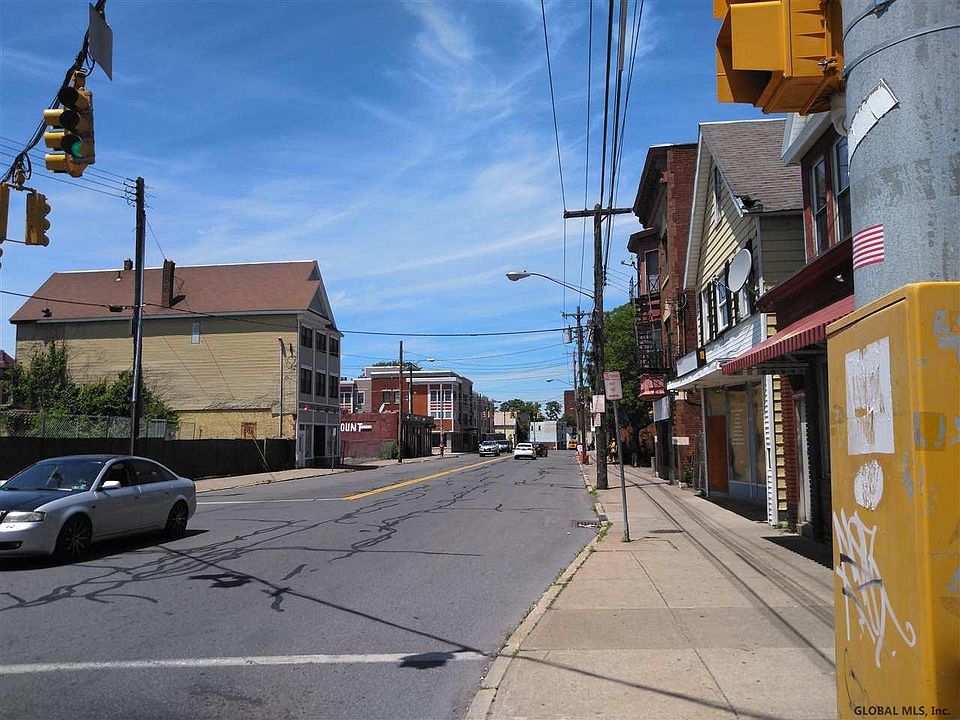 2nd image of 835 Albany St