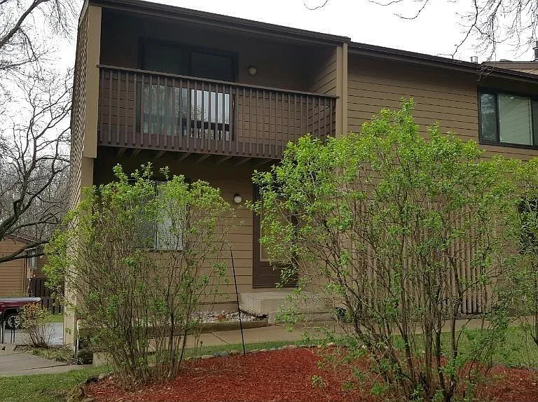 Lovely landscaping and nice lawn in front of the townhome