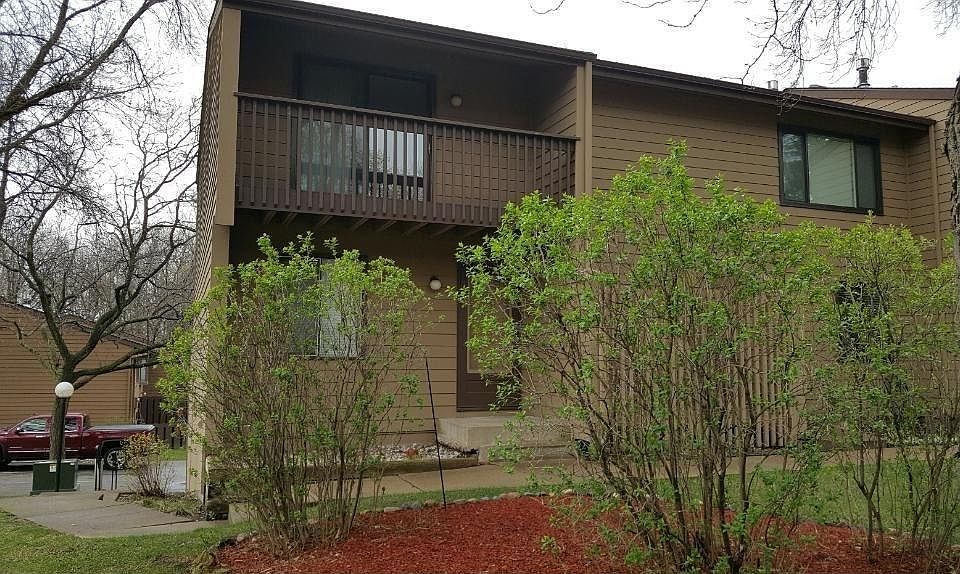 Lovely landscaping and nice lawn in front of the townhome