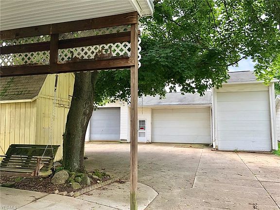 2nd image of 373 College St