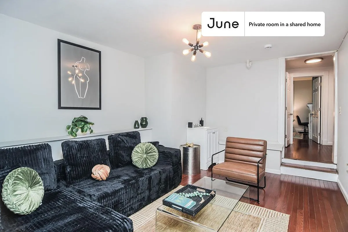 Full bedroom in 7 bed/2 bath home in Allston #834 E — Photo 2