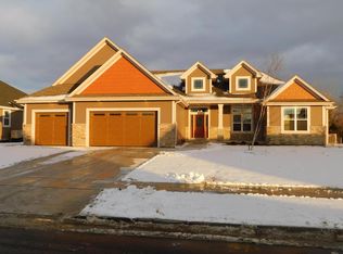 220 Candleberry Ln, Grafton, WI 53024