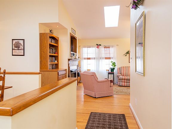 4th image of 34 Englewood Dr