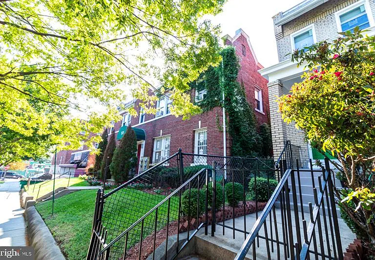 321 Adams St NE — Photo 3