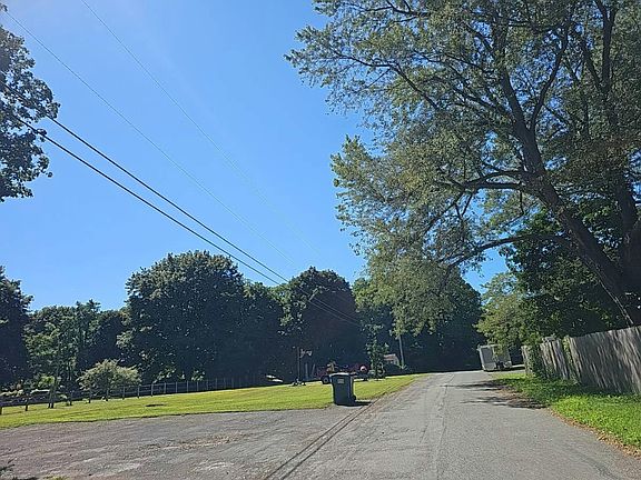 4th image of 11 Tanglewood Ln