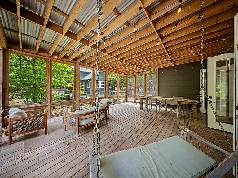 160 Delcrest Dr — Photo 3