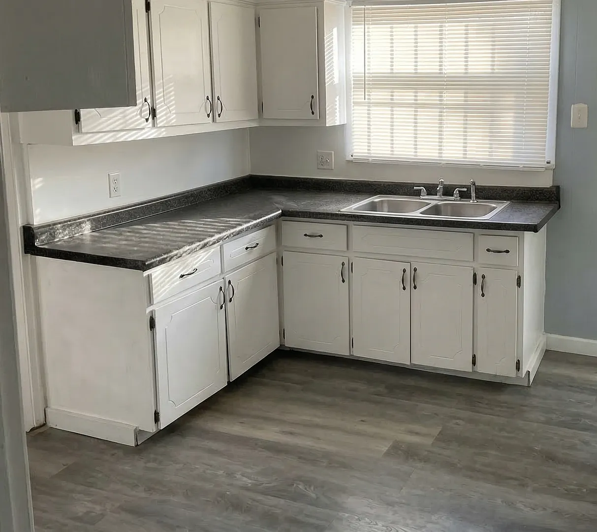 Spacious 3-bedroom, 1 bathroom Brick Home in Schulze — Photo 2