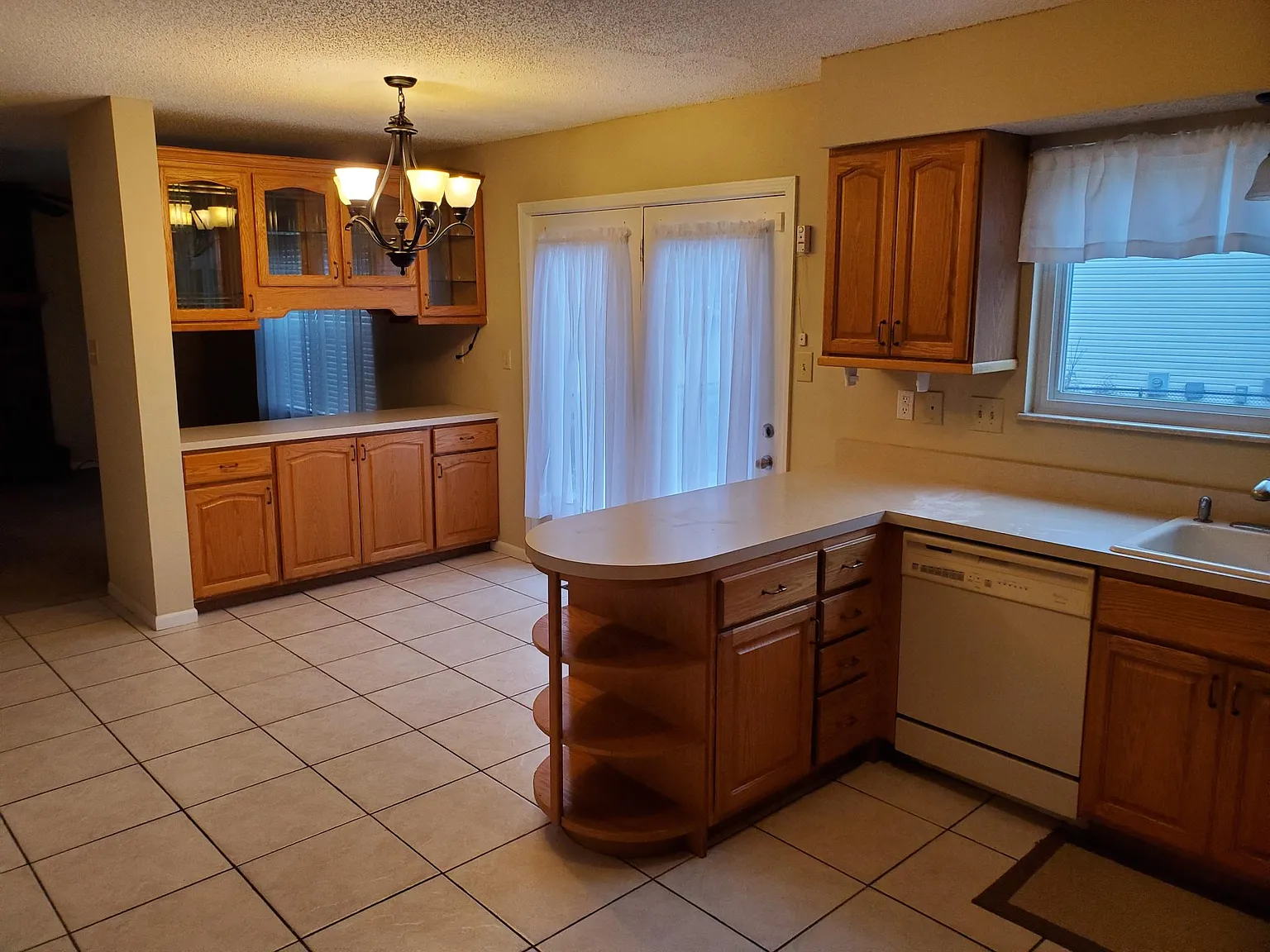 4 bed, 2.5 bath, 1768 sqft, $2,500 — Photo 2