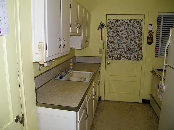 4th image of 141 W 41st St