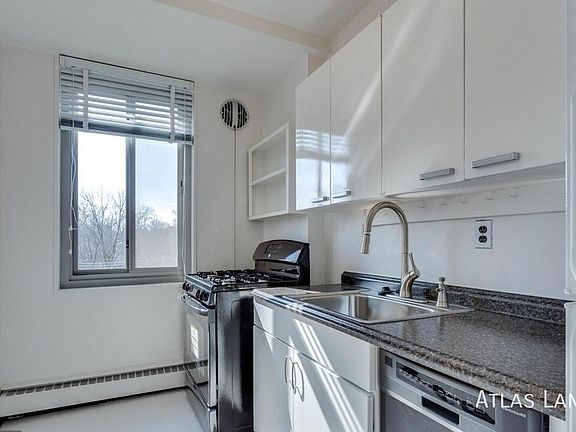 5th image of 4200 Cathedral Ave NW Unit 815A