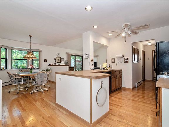 2nd image of 6 Whitespruce Ln