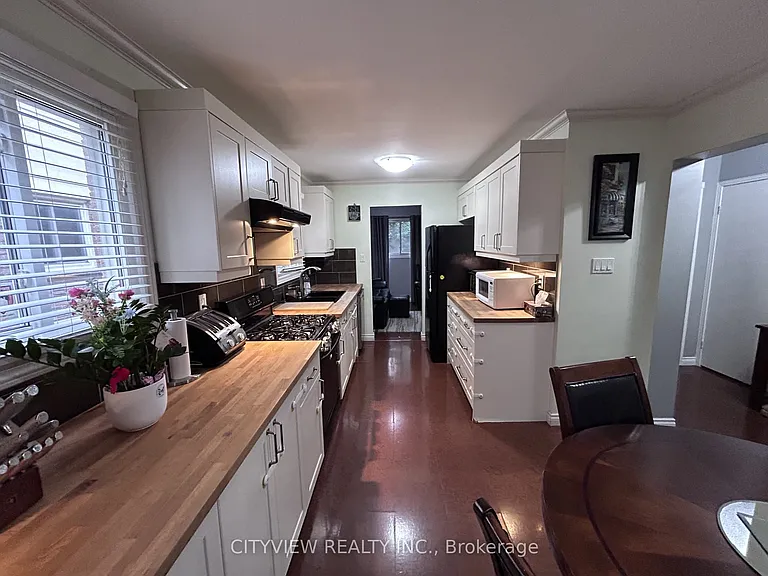 7025 Hickling Cres — Photo 5