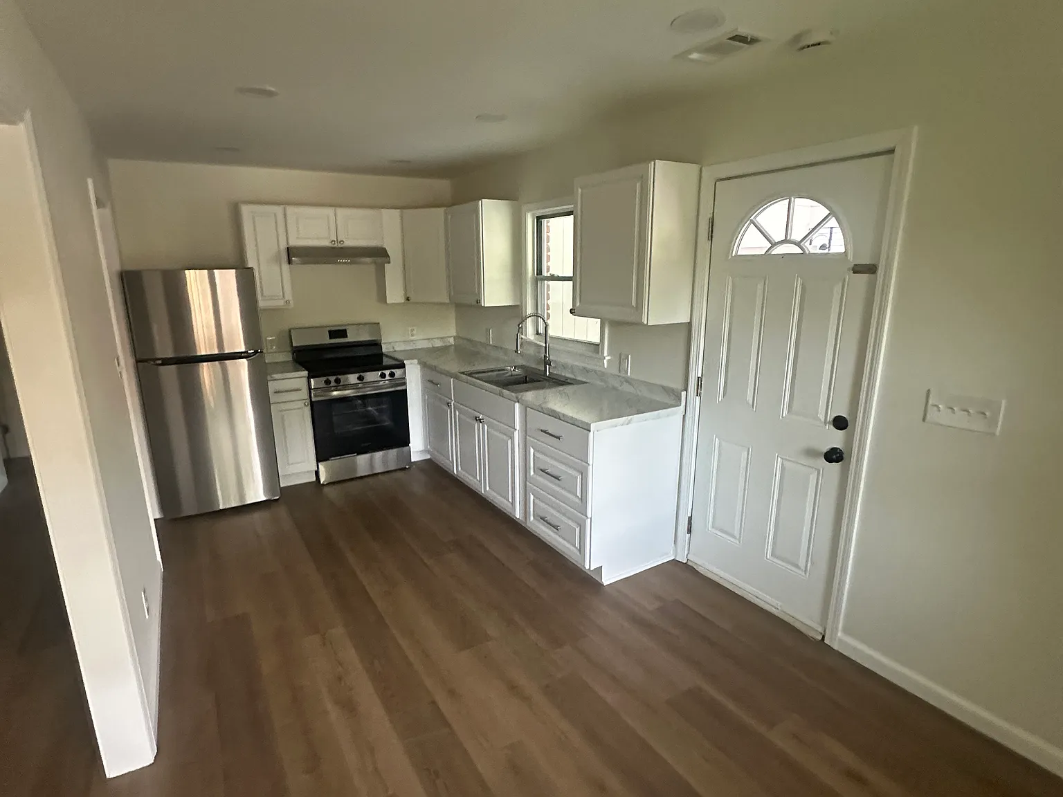 3 bed, 1.5 bath, 1009 sqft, $1,500 — Photo 2