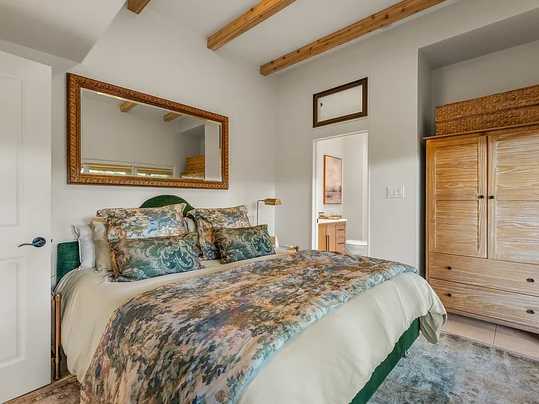 lower guest bed/carriage house