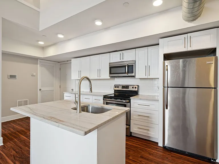 2001 Spring Garden St #305 — Photo 8