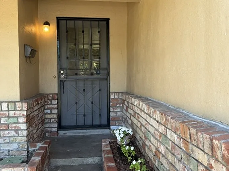 430 S Bayview Ave — Photo 16
