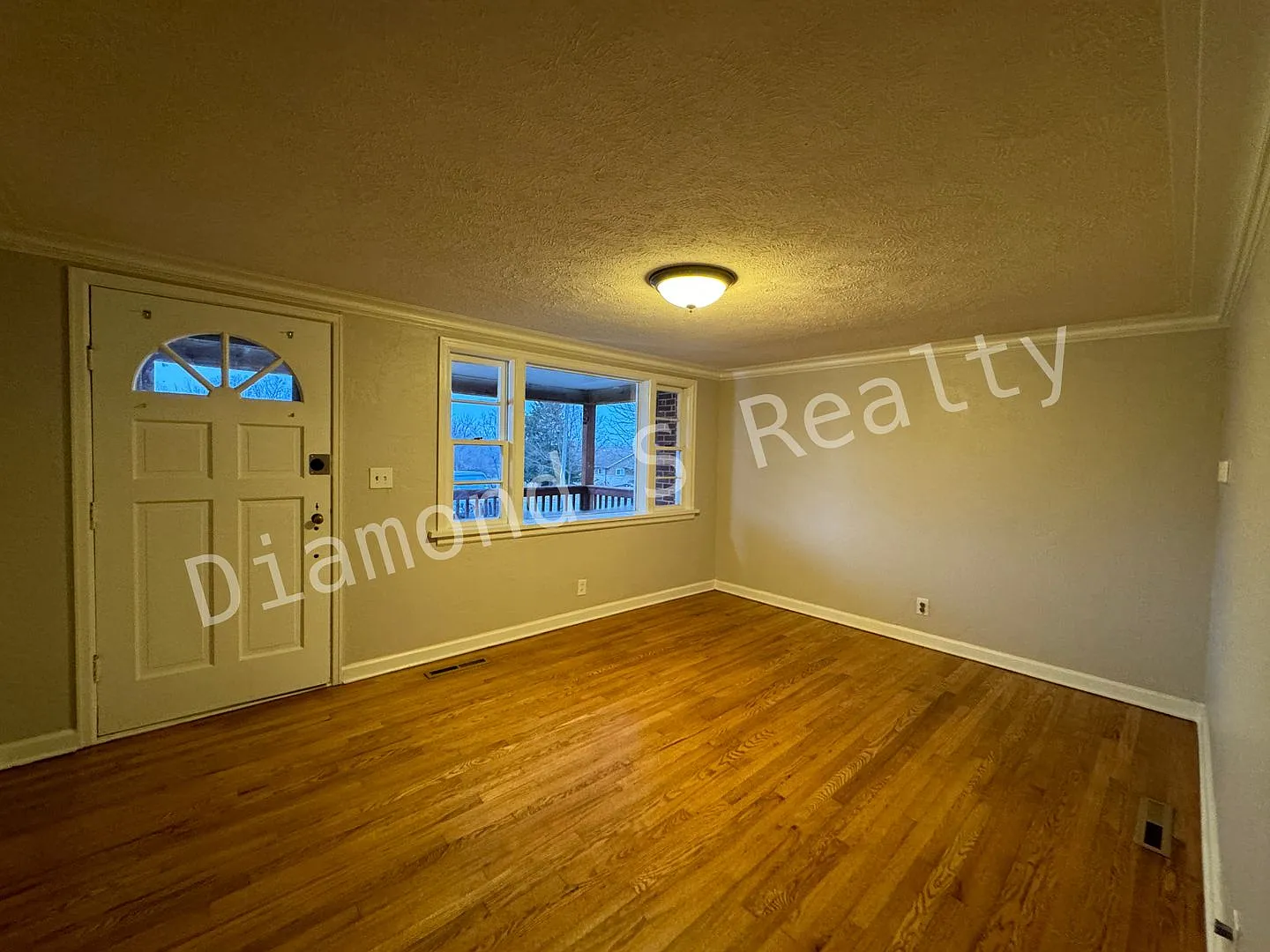 Gorgeous 2 Bedroom Home Available Early July - Great Location! — Photo 3