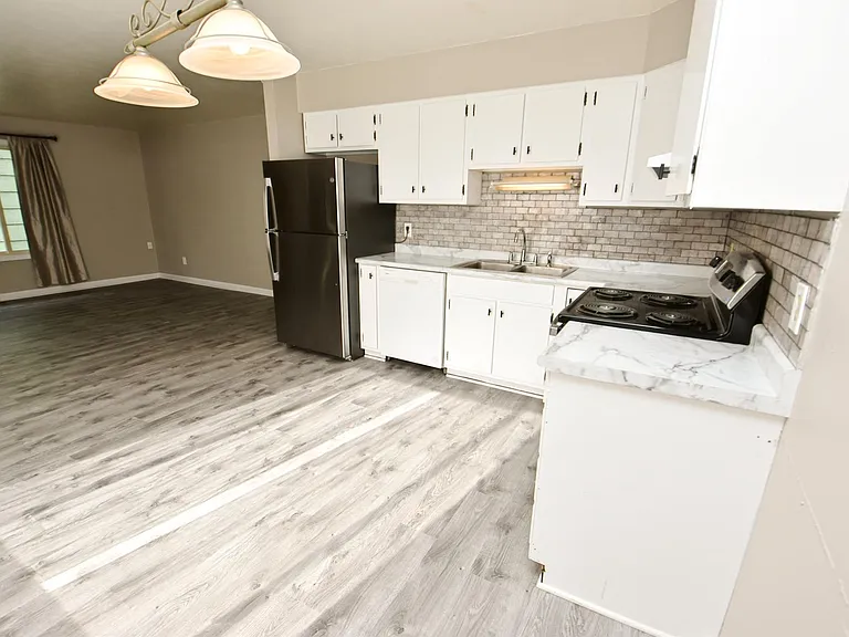 1023 Oakland St — Photo 4