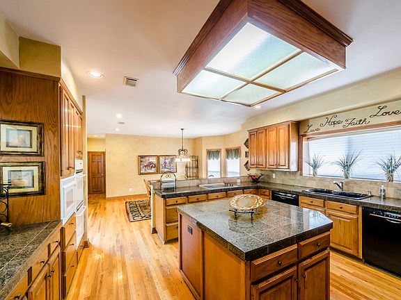 Large Gourmet Kitchen