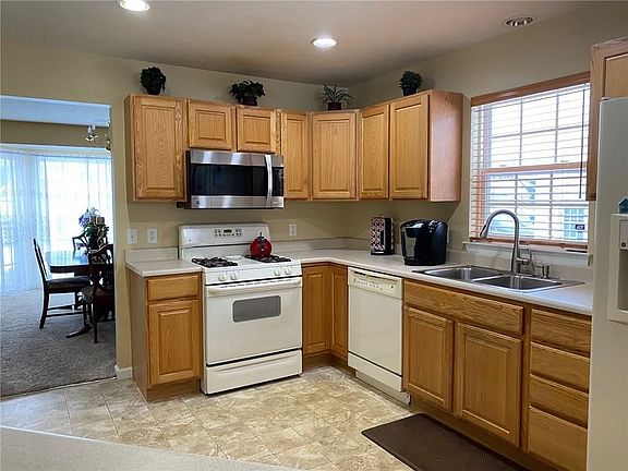 3rd image of 121 Parkway