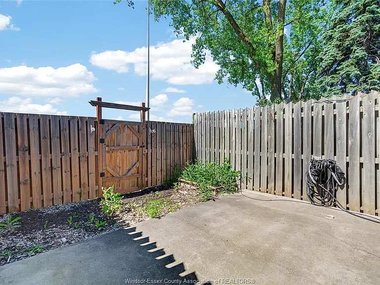 6298 Thornberry Cres — Photo 28