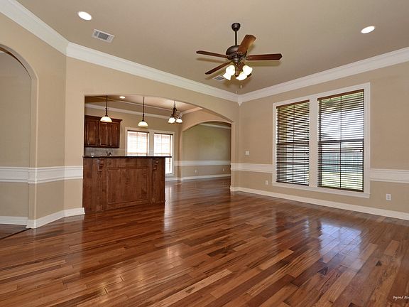 5th image of 838 Entrada St