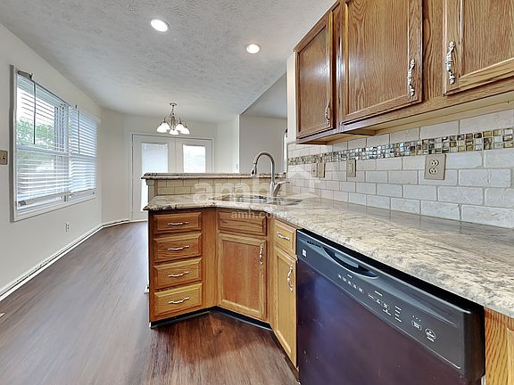 5th image of 573 Clearwater Blvd