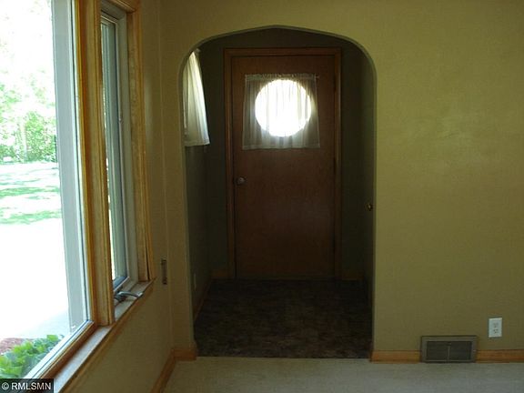 5th image of 734 E 3rd St