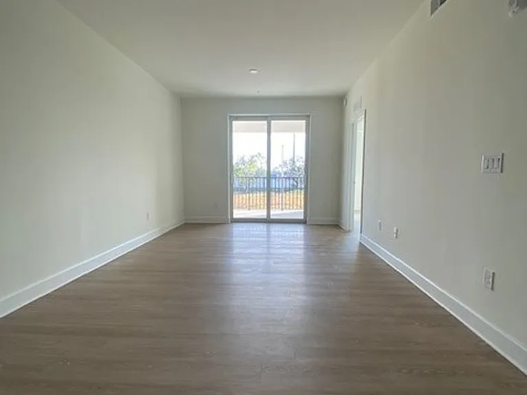 San Carlos Apartments — Photo 7