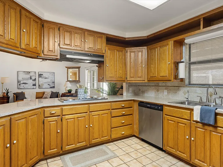 417 Sky Harbour Ct — Photo 9