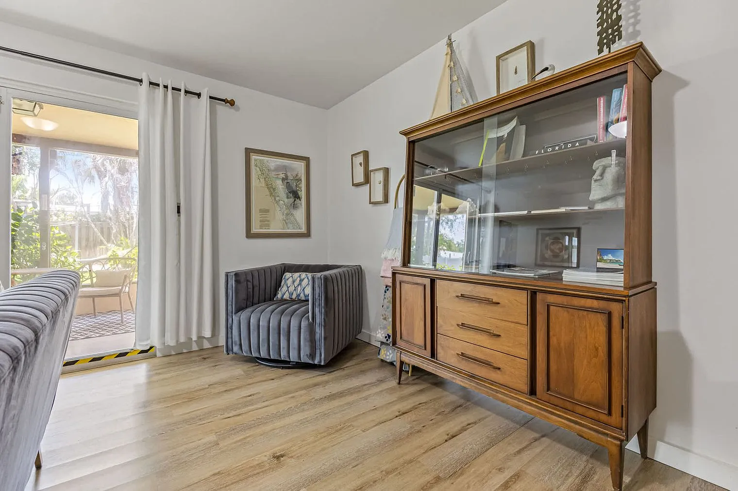 3 bed, 2.0 bath, 1237 sqft, $2,677 — Photo 3