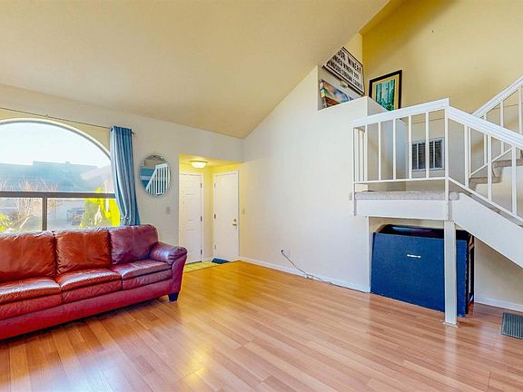 5th image of 933 Bond Place
