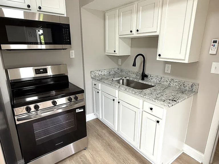 121 N Broadway St — Photo 5
