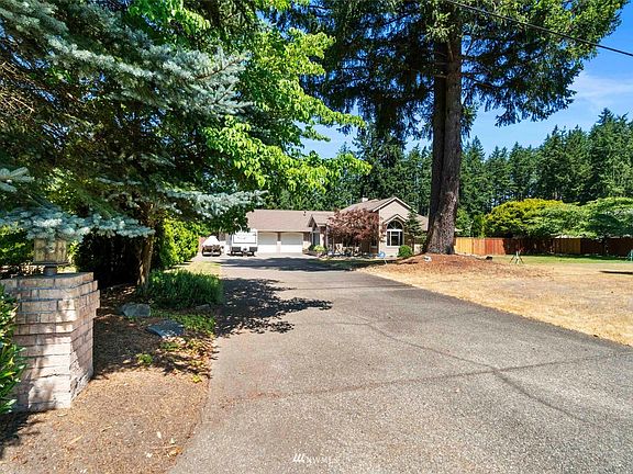 Extended driveway with ample space for all of your parking needs!>