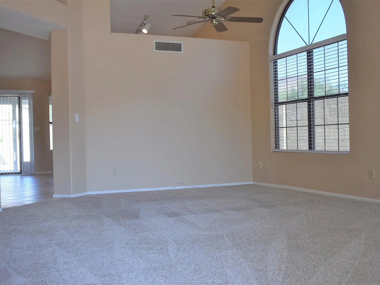 4 bed, 1818 sqft, $2,250 — Photo 2
