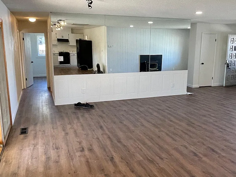 313 Granada Dr — Photo 2