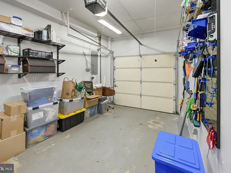 2568 Collins St — Photo 31