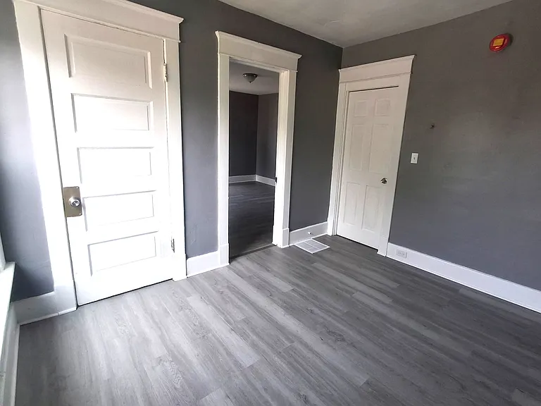 543 E 14th St #1 — Photo 12