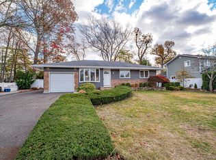 31 Boulevard Ave, West Islip, NY 11795