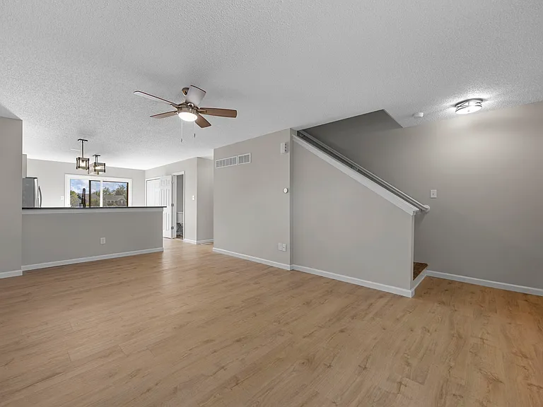 1012 Chesterfield Dr — Photo 3