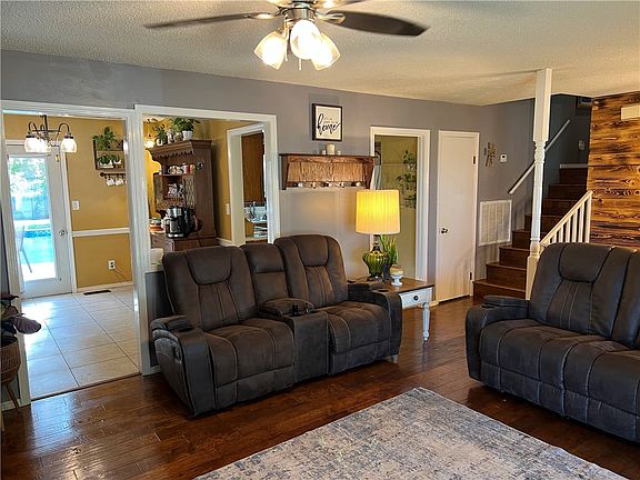 4th image of 923 Quail Ave
