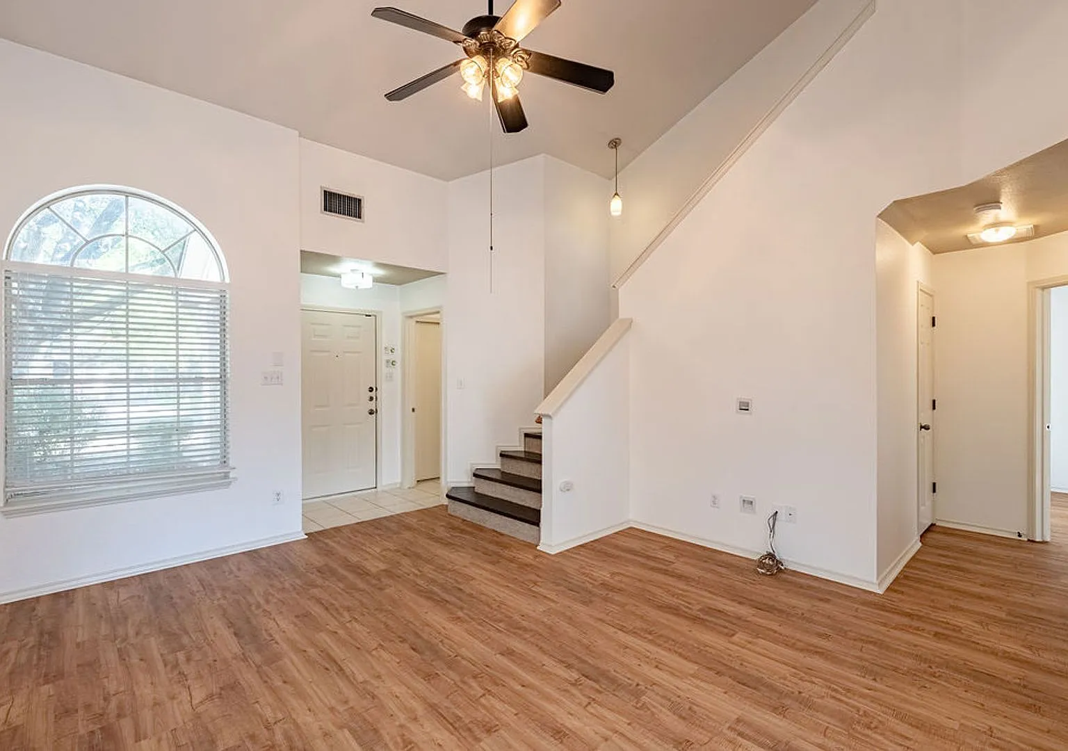 Beautiful 3 bedroom, 2.5 bathroom home in Milwood — Photo 3