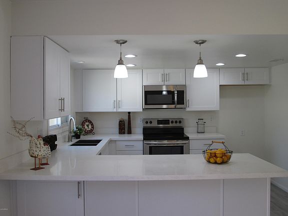 3rd image of 16 E Ellis Dr