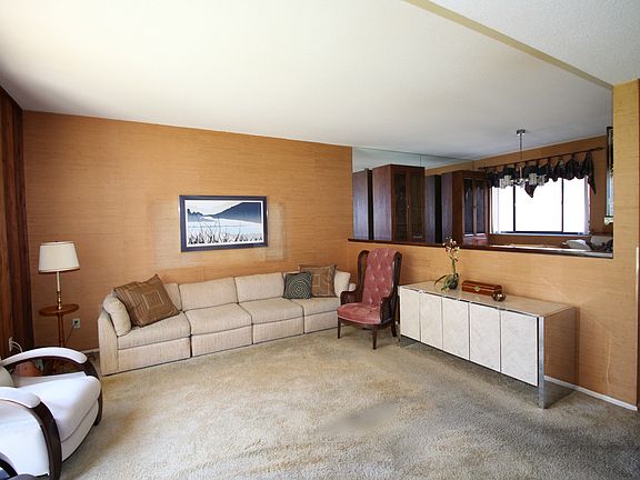Lining Room facing dine rm.