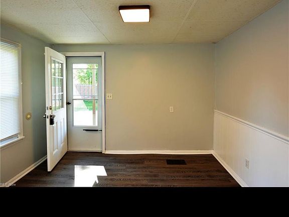 3rd image of 126 Vine St #2