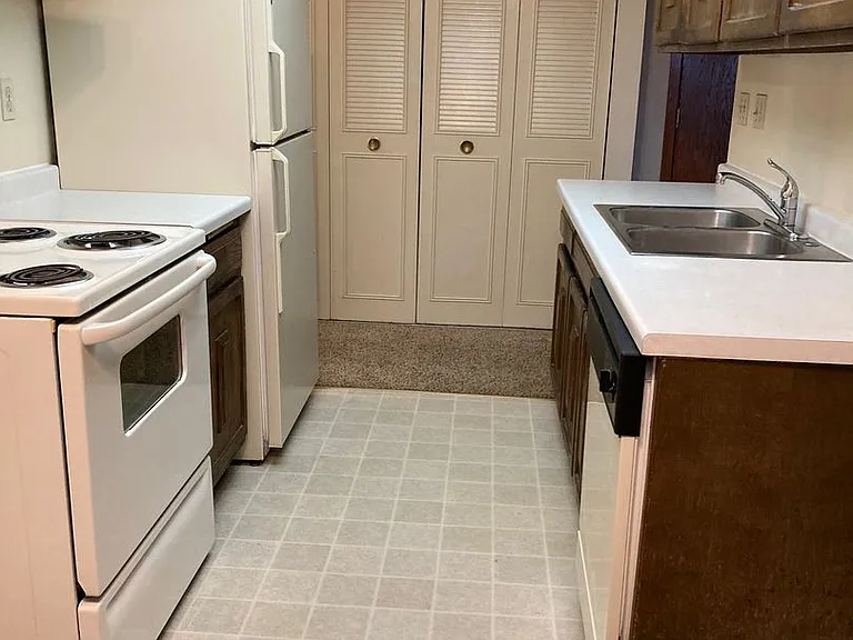 1701 Kenwood Ave — Photo 6