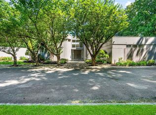 11 Pond View Dr, Upper Brookville, NY 11771