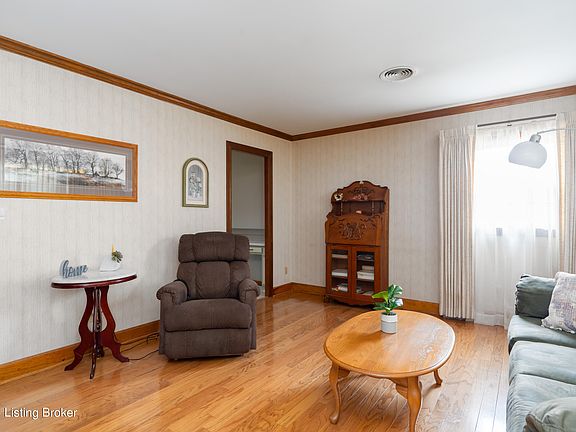 4th image of 231 Carey Ave